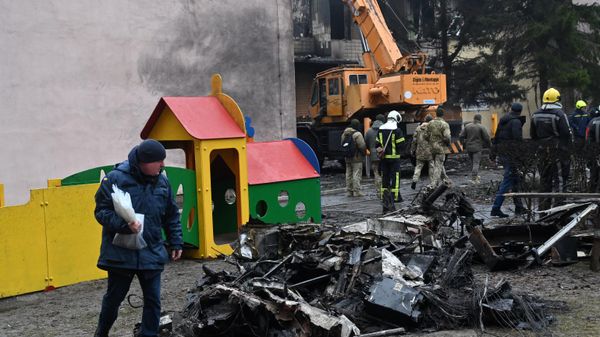 Место падения вертолёта в Броварах, недалеко от Киева - Sputnik Азербайджан