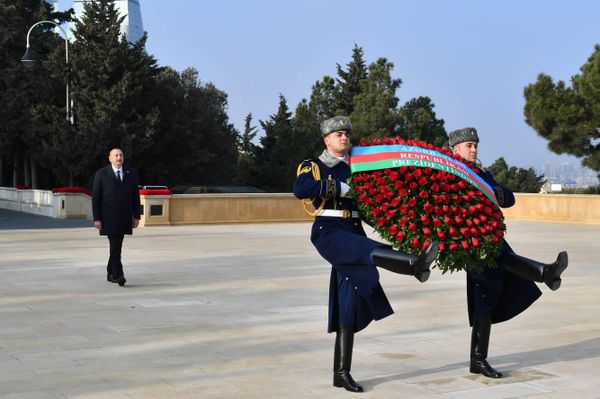 Президент Ильхам Алиев посетил Шехидляр хиябаны в связи с 33-й годовщиной трагедии 20 Января - Sputnik Азербайджан