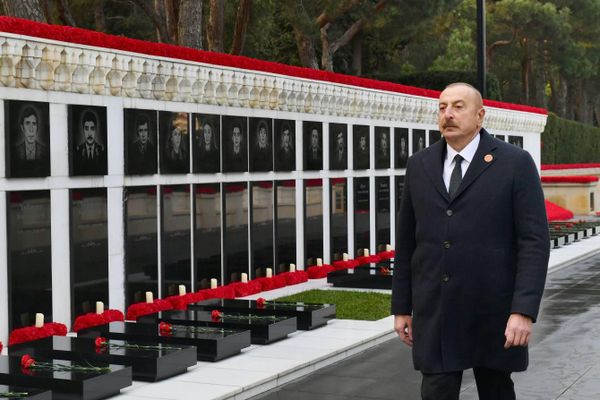 Президент Ильхам Алиев посетил Шехидляр хиябаны в связи с 33-й годовщиной трагедии 20 Января - Sputnik Азербайджан