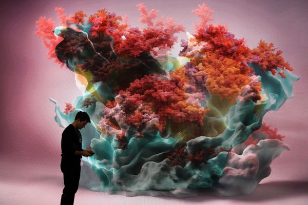 Мужчина стоит перед витриной с искусственным кораллом внутри конгресс-центра Давоса, Швейцария. - Sputnik Азербайджан