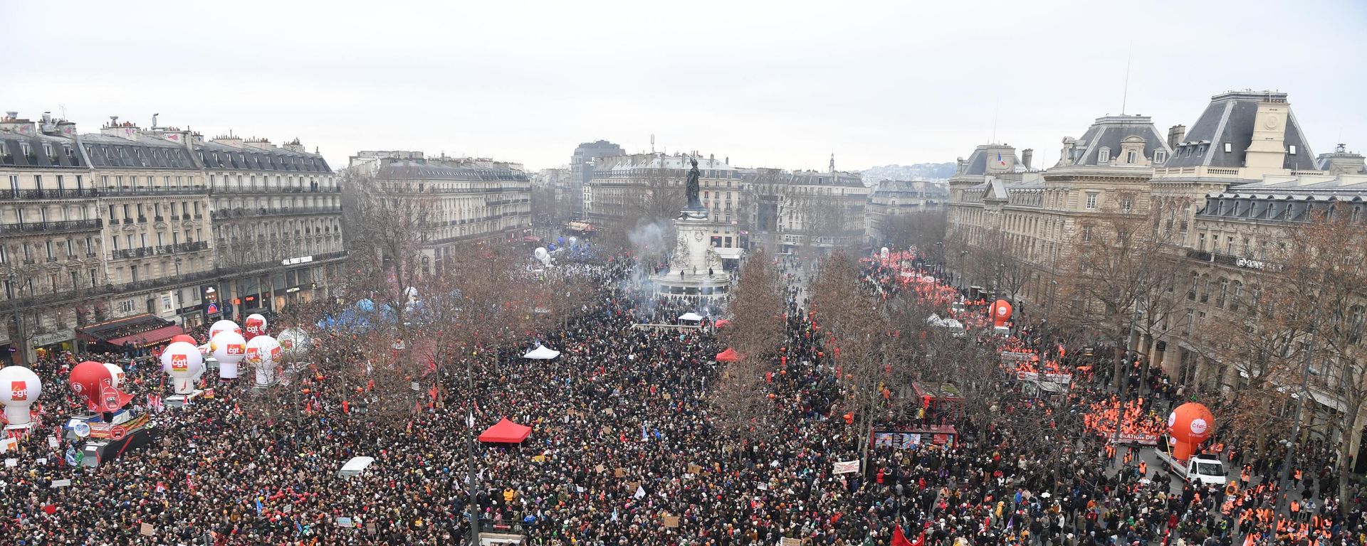 Демонстранты на площади Республики во время митинга против новой пенсионной реформы в Париже - Sputnik Азербайджан, 1920, 17.03.2023