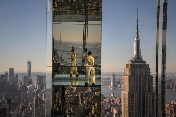 Женщина позирует на фоне горизонта Манхэттена на смотровой площадке One Vanderbilt в Нью-Йорке. - Sputnik Азербайджан