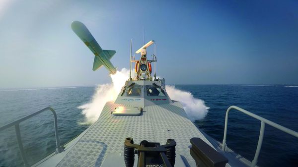 Запуск ракеты с судна во время военно-морских учений Ирана в Персидском заливе - Sputnik Азербайджан