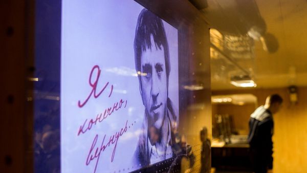 Актер театра и кино Владимир Высоцкий на концерте - Sputnik Азербайджан