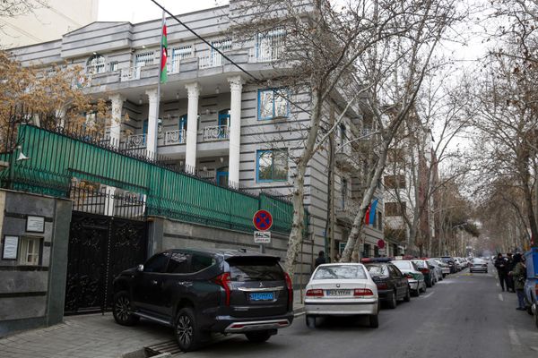 Полиция стоит перед посольством Азербайджана в Тегеране после вооруженного нападения. - Sputnik Азербайджан