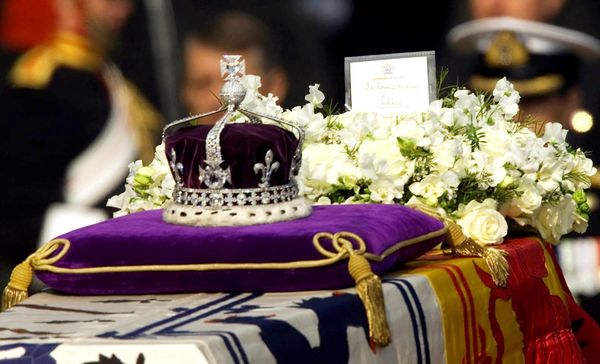 Бриллиант Koh-i-noor или "гора света", изготовленный для покойной королевы Великобритании Елизаветы II, Великобритания. - Sputnik Азербайджан