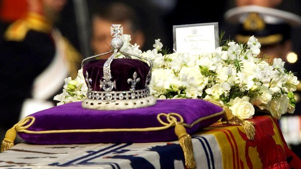 Бриллиант Koh-i-noor или гора света, изготовленный для покойной королевы Великобритании Елизаветы II, Великобритания - Sputnik Азербайджан