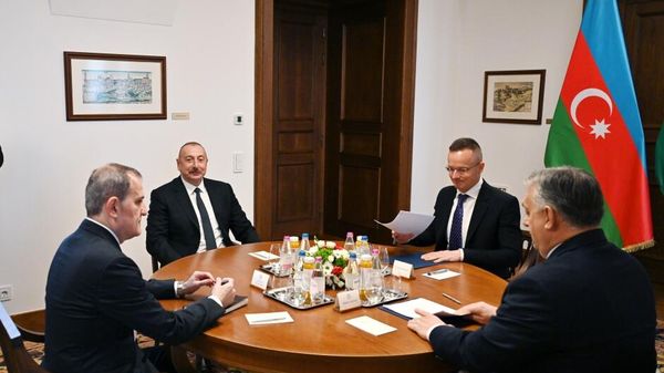 Azərbaycan Prezidenti İlham Əliyevin Macarıstanın Baş naziri Viktor Orban ilə məhdud tərkibdə görüşü olub - Sputnik Азербайджан