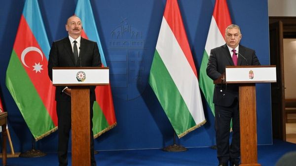 Президент Азербайджана Ильхам Алиев и премьер-министр Венгрии Виктор Орбан выступили с заявлениями для прессы - Sputnik Азербайджан