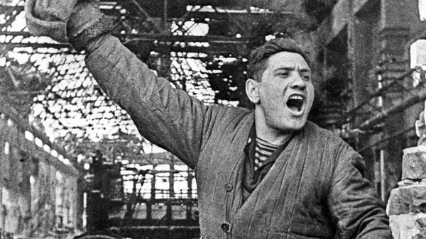 Сержант Павел Гольдберг во время боя в Сталинграде - Sputnik Азербайджан
