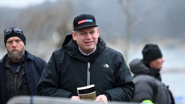 Расмус Палудан держит в руках Коран - Sputnik Азербайджан