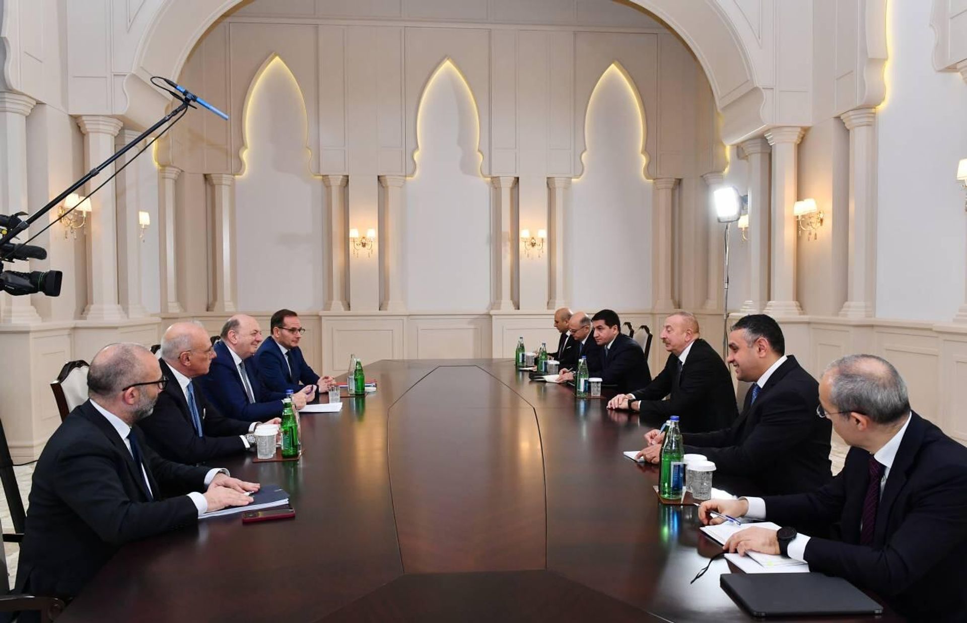 Azərbaycan Respublikasının Prezidenti İlham Əliyev fevralın 3-də Bakıda Cənub Qaz Dəhlizi Məşvərət Şurası çərçivəsində nazirlərin 9-cu və Yaşıl Enerji Məşvərət Şurası çərçivəsində nazirlərin 1-ci iclaslarında iştirak edən İtaliya Respublikasının ətraf mühit və enerji təhlükəsizliyi naziri Cilberto Piketto Fratini qəbul edib - Sputnik Азербайджан, 1920, 03.02.2023