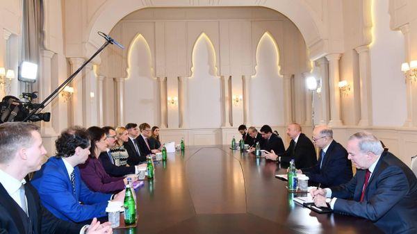 Президент Азербайджана Ильхам Алиев принял делегацию во главе с комиссаром Европейского Союза по энергетическим вопросам Кадри Симсон - Sputnik Азербайджан