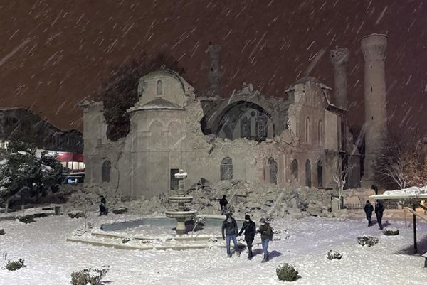 Поврежденная историческая мечеть Хаджи Юсуф Таш в результате землетрясения в турецкой Малатье. - Sputnik Азербайджан