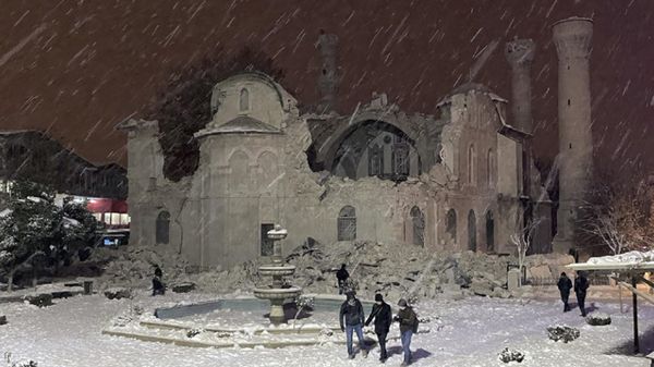 Поврежденная историческая мечеть Haji Yusuf в результате землетрясения в турецкой Малатье - Sputnik Азербайджан