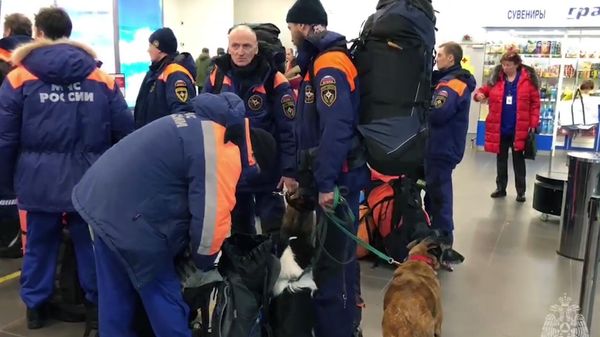 Сотрудники МЧС РФ в аэропорту Жуковский. Четыре самолета МЧС России доставят спасателей аэромобильного отряда Центроспас и Центра Лидер в Турцию и Сирию для оказания помощи в ликвидации последствий землетрясения. - Sputnik Азербайджан