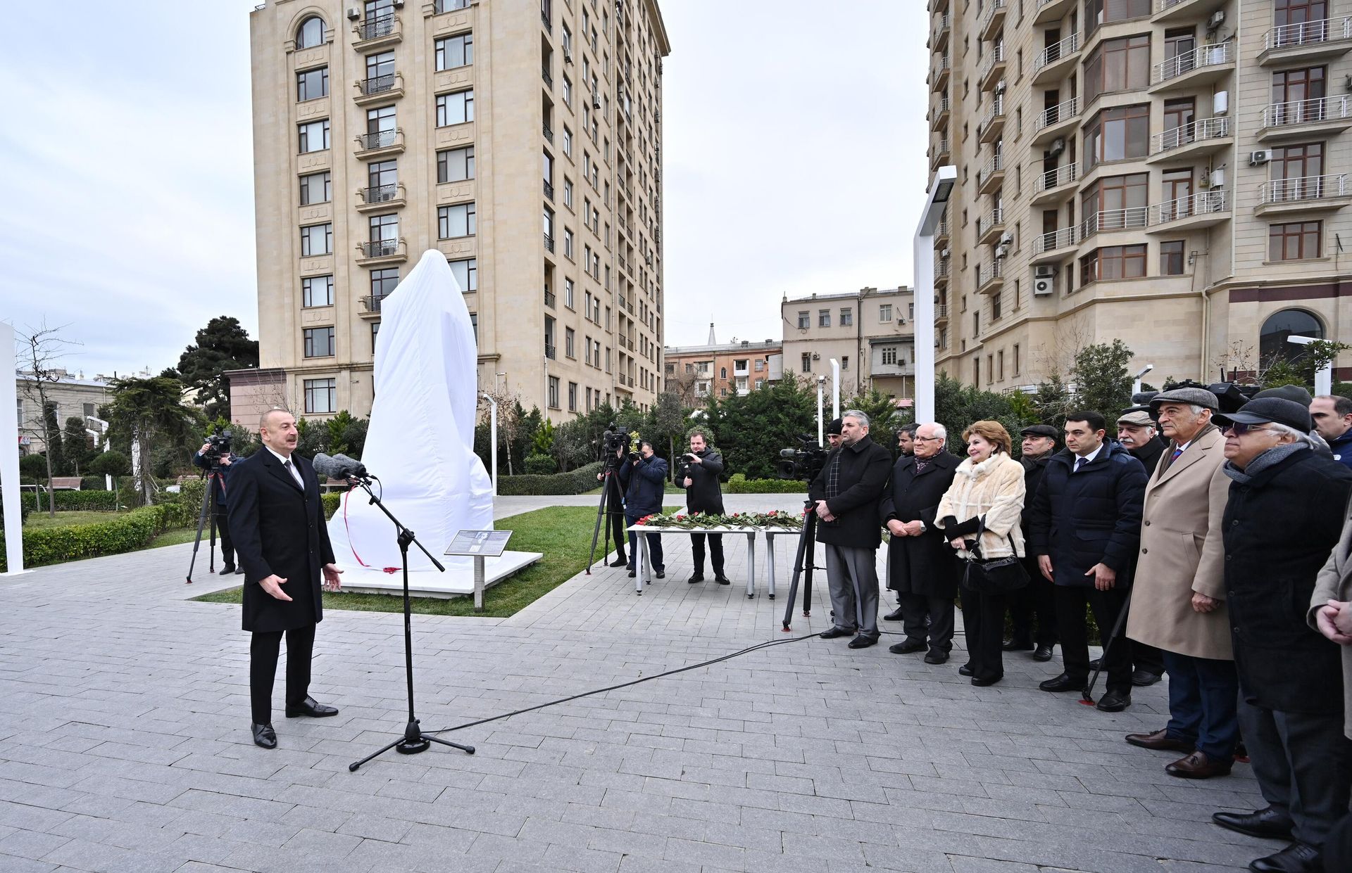 Prezident İlham Əliyev Bakıda görkəmli bəstəkar Tofiq Quliyevin abidəsinin açılışında iştirak edib - Sputnik Азербайджан, 1920, 08.02.2023