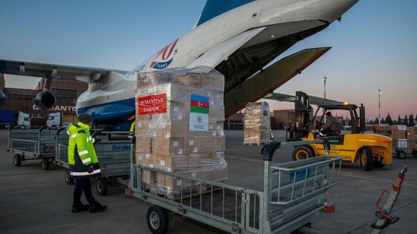 Самолет с гуманитарной помощью, направленной по поручению Первой леди Мехрибан Алиевой, прибыл в Газиантеп - Sputnik Азербайджан
