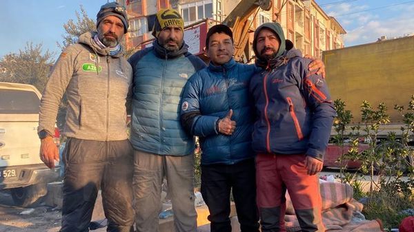 Известные азербайджанские альпинисты — «Снежный барс», генеральный секретарь Федерации альпинизма Азербайджана Исрафил Ашурлы и опытный горный гид Ренат Рагимханов принимают участие в спасательных операциях в Турции - Sputnik Азербайджан