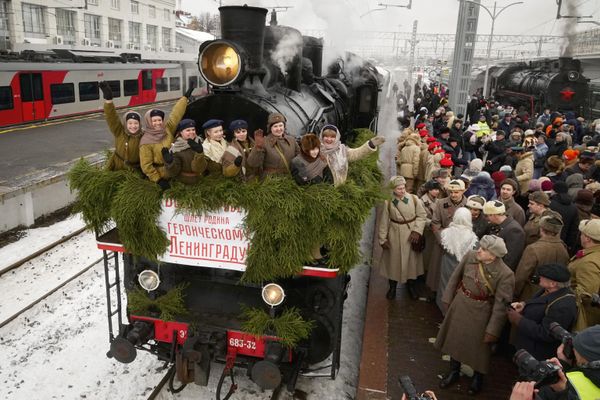 Девушки прибывают на Финляндский вокзал во время исторической реконструкции в Санкт-Петербурге, Россия. - Sputnik Азербайджан