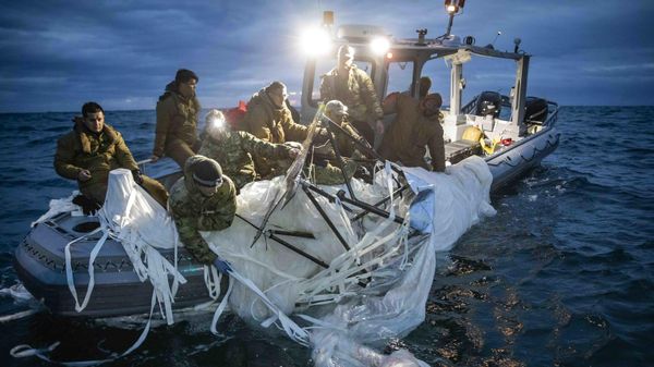 Моряки поднимают на борт китайский высотный аэростат у побережья Миртл-Бич, Южная Каролина - Sputnik Азербайджан