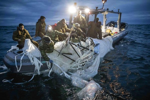 Моряки поднимают на борт китайский высотный аэростат у побережья Миртл-Бич, Южная Каролина. - Sputnik Азербайджан
