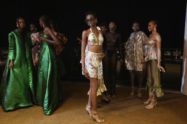 Модели ждут за кулисами перед мероприятием ARISE Fashion Week в Лагосе, Нигерия. - Sputnik Азербайджан
