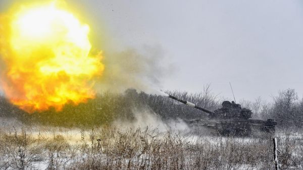 Боевая работа танка Т-72 вооруженных сил РФ в южном секторе специальной военной операции - Sputnik Азербайджан
