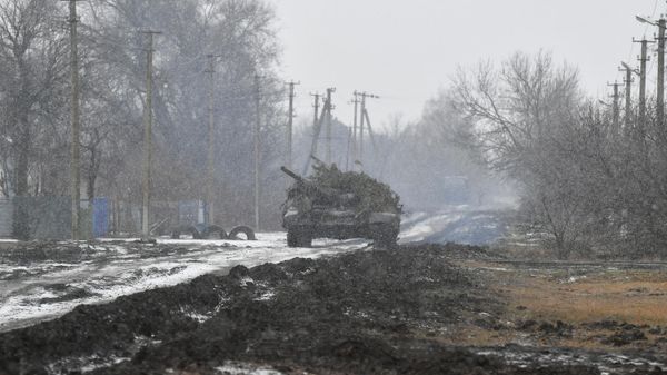 Боевая работа танка Т-72 вооруженных сил РФ в южном секторе специальной военной операции - Sputnik Азербайджан