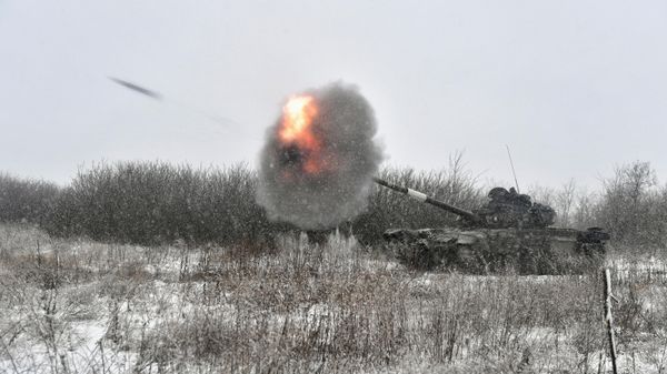 Боевая работа танка Т-72 вооруженных сил РФ в южном секторе специальной военной операции - Sputnik Азербайджан