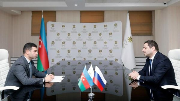 Председатель правления Агентства по развитию малого и среднего бизнеса (KOBİA) Орхан Мамедов встретился с исполняющим обязанности главы Агентства по предпринимательству и инвестициям Республики Дагестан Российской Федерации Гусейном Гусейновым - Sputnik Азербайджан