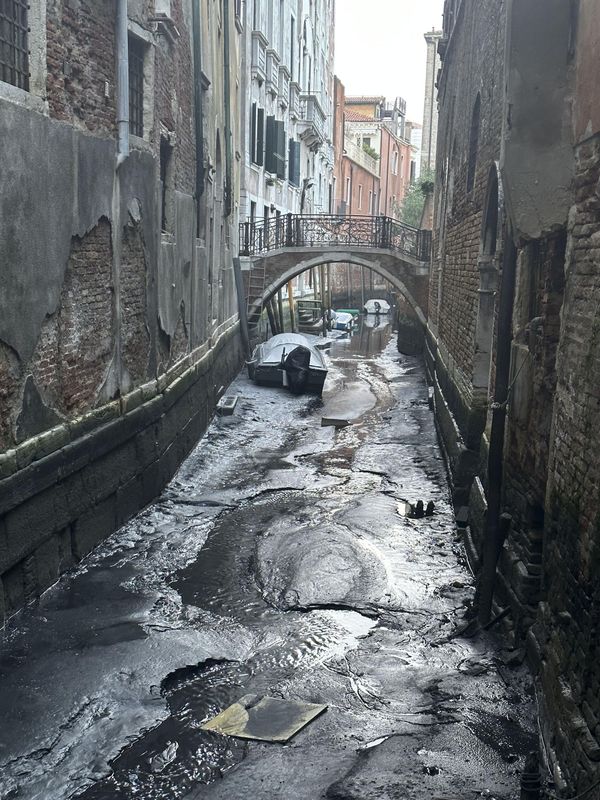 Лодки во время отлива в Венеции, Италия. - Sputnik Азербайджан