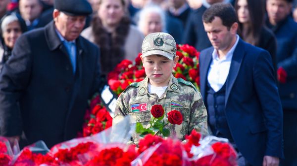 Азербайджанский народ чтит память жертв Ходжалинского геноцида - Sputnik Азербайджан