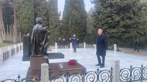 Сергей Лавров возложил цветы к мемориалам в Баку - Sputnik Азербайджан