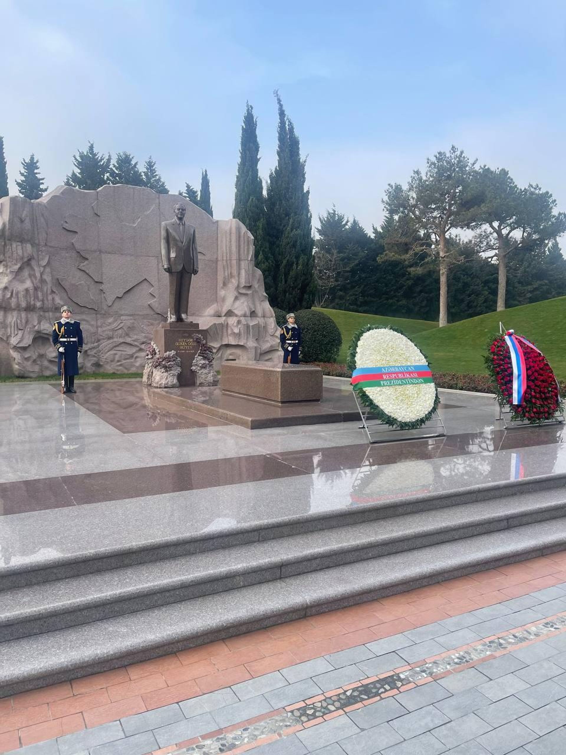 Сергей Лавров возложил цветы к мемориалам в Баку - Sputnik Азербайджан, 1920, 28.02.2023