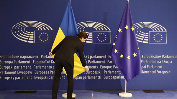 Флаг Украины и ЕС - Sputnik Азербайджан