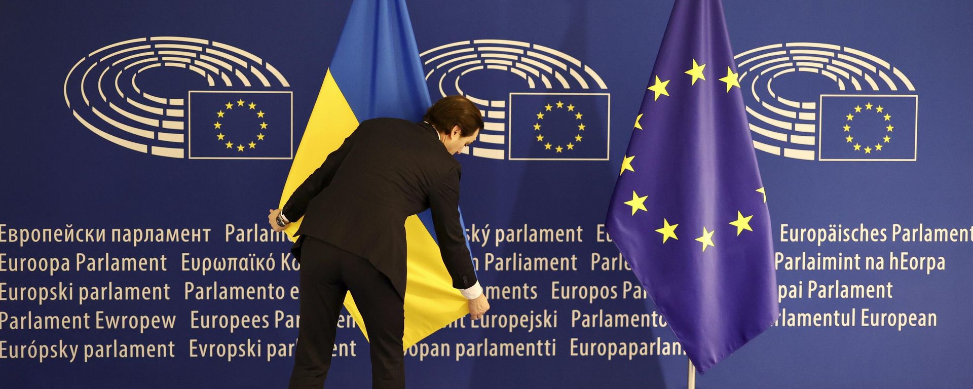 Флаг Украины и ЕС - Sputnik Азербайджан, 1920, 12.12.2023