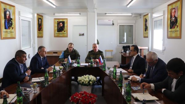 Bu gün Rusiya sülhməramlı kontingentinin komandirinin iştirakı ilə Azərbaycan hökumətinin rəsmiləri və Qarabağın erməni icmasının nümayəndələri arasında görüş keçirilib. - Sputnik Азербайджан