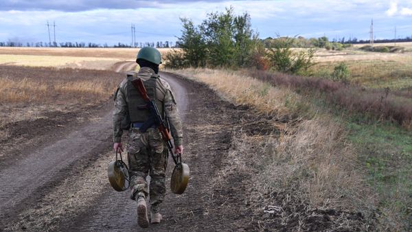 Сапер ЧВК Вагнер переносит мины ТМ-62М для утилизации в районе Бахмута в Донецкой области - Sputnik Азербайджан