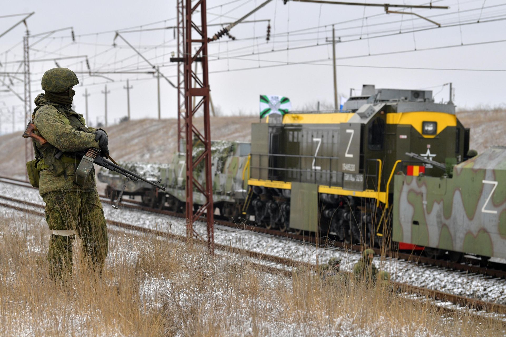 Военнослужащий железнодорожных войск РФ у бронепоезда - Sputnik Азербайджан, 1920, 29.02.2024