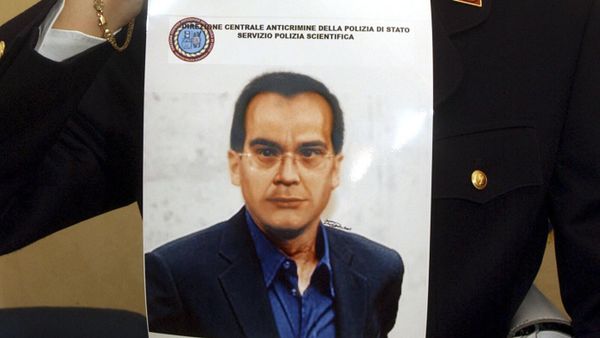 Сотрудница полиции показывает фотографию Маттео Мессина Денаро - Sputnik Азербайджан