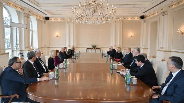 Президент Ильхам Алиев принял сопредседателей и членов Правления Международного центра Низами Гянджеви - Sputnik Азербайджан
