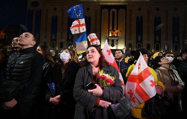 Участники акции протеста у здания парламента Грузии на проспекте Руставели в центре Тбилиси. - Sputnik Азербайджан