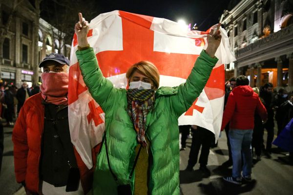 Участница акции протеста у здания парламента Грузии на проспекте Руставели в центре Тбилиси. - Sputnik Азербайджан