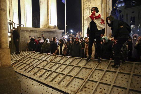 Участники акции протеста у здания парламента Грузии на проспекте Руставели в центре Тбилиси. - Sputnik Азербайджан