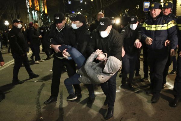 Разгон протестующих  у здания парламента Грузии на проспекте Руставели в центре Тбилиси. - Sputnik Азербайджан