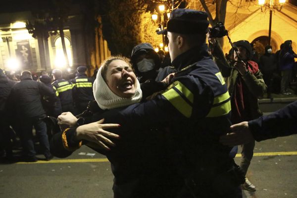 Разгон протестующих  у здания парламента Грузии на проспекте Руставели в центре Тбилиси. - Sputnik Азербайджан