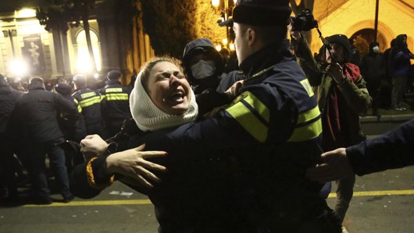 Участники акции протеста у здания парламента Грузии на проспекте Руставели в центре Тбилиси. - Sputnik Азербайджан