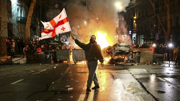 Участники акции протеста у здания парламента Грузии на проспекте Руставели в центре Тбилиси. - Sputnik Азербайджан