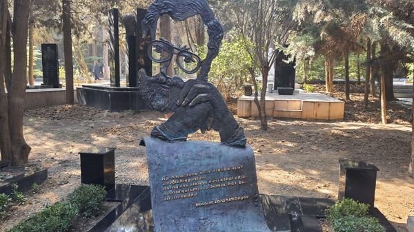 На Первой Аллее Почетного захоронения почтили память Рустама Ибрагимбекова - Sputnik Азербайджан
